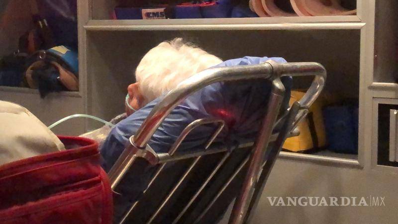 $!La mujer fue asistida por socorristas en el lugar del incidente.