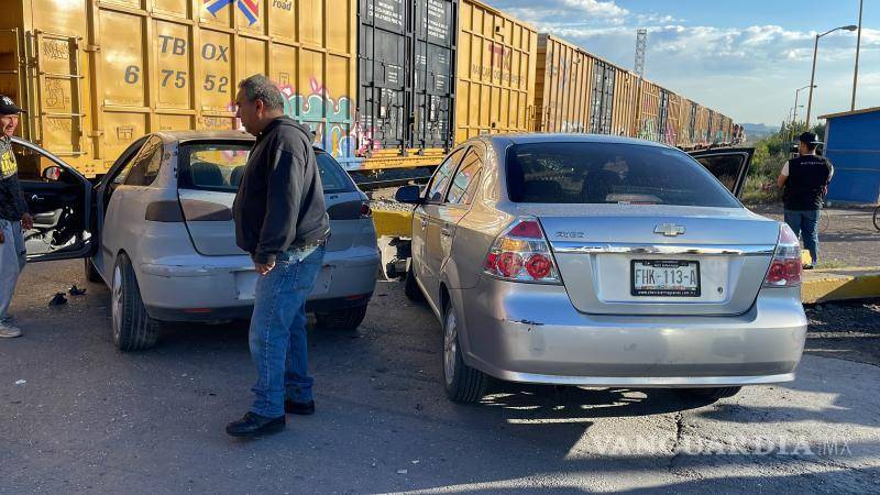 $!El Seat Ibiza con placas de circulación FHD 776 A fue empujado por la locomotora, arrastrándolo unos metros para después proyectarlo contra un Chevrolet Aveo.
