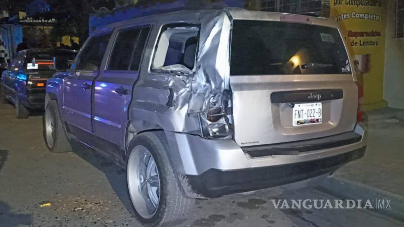 $!Daños visibles en uno de los autos estacionados que fueron impactados por el vehículo volcado.