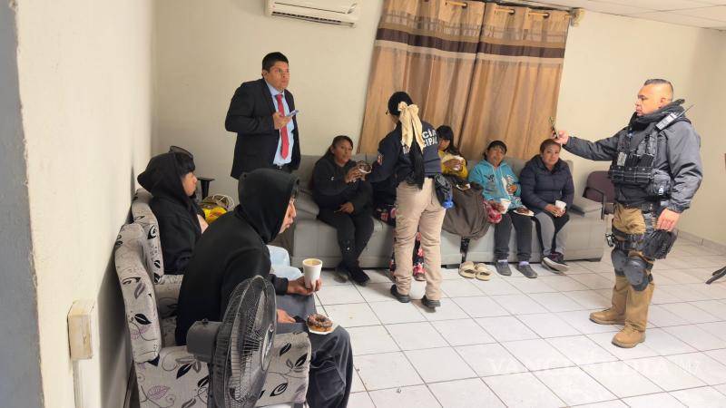 $!Elementos de distintos sectores permanecieron en el lugar acompañando a los familiares de bajos recursos.