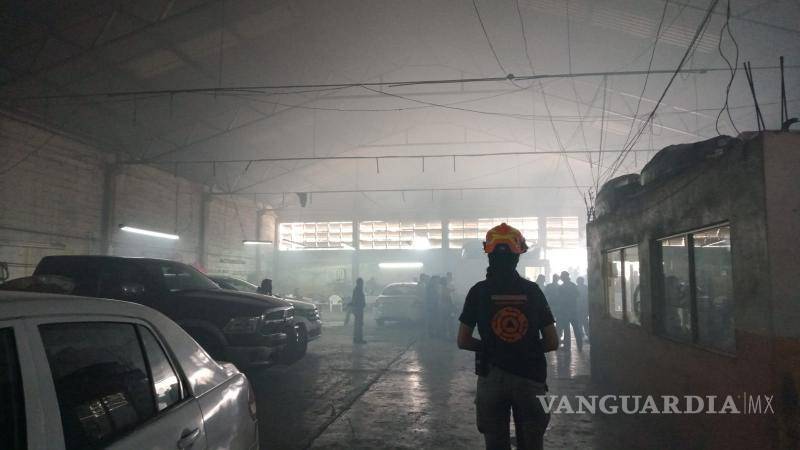 $!Acuden Bomberos y Protección Civil de Nuevo León a apagar incendio en fábrica y resulta carne asada