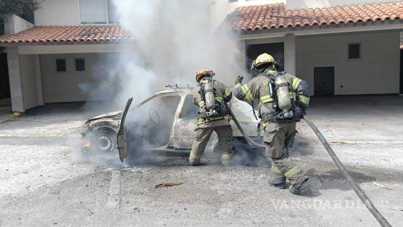 $!Bomberos trabajan en la extinción del incendio que destruyó un Nissan Platina en el fraccionamiento Jardines del Campestre.