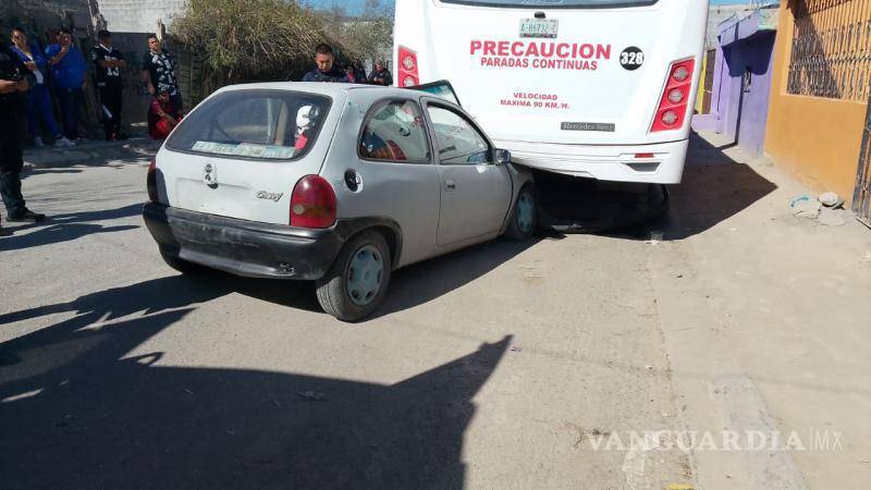 $!El Chevy sin placas quedó muy dañado tras colisionar contra dos vehículos estacionados en la colonia Mirador.