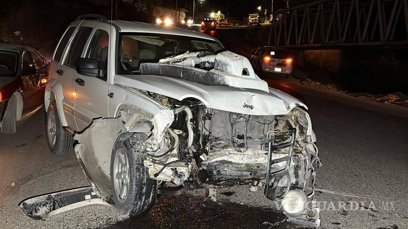 $!Un vehículo Lincoln y una camioneta Jeep Liberty quedaron con severos daños tras el impacto frontal en el bulevar Otilio González.