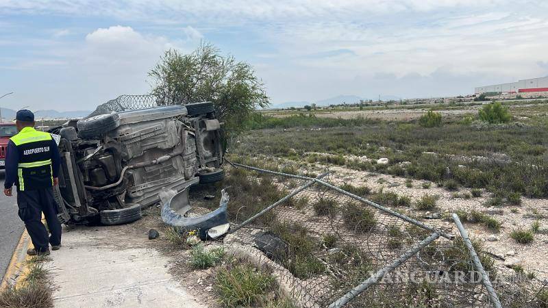 $!El fuerte impacto provocó daños en la cerca metálica que delimita las instalaciones aeroportuarias, situación que obligó a la intervención de autoridades federales para tomar conocimiento de los hechos.