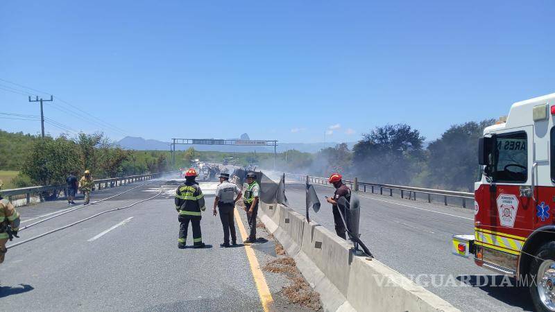 $!Incendio de pipa provoca cierre de la carretera Nacional en los límites de Nuevo León y Tamaulipas