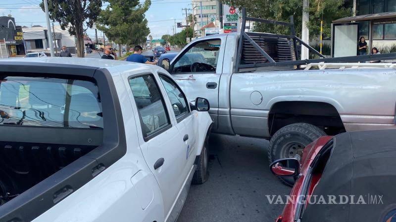 $!Caos vial por choque múltiple en bulevar Venustiano Carranza y Galerías en Saltillo