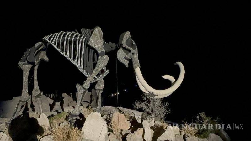 $!Los visitantes disfrutan de la imponente figura del Mamut Colombino, una de las principales atracciones del parque Mina de Mármol en Cuatro Ciénegas.