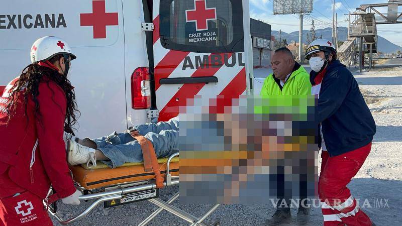 $!Paramédicos de la Cruz Roja llegaron rápidamente al lugar para auxiliar al joven motociclista antes de su traslado al hospital.