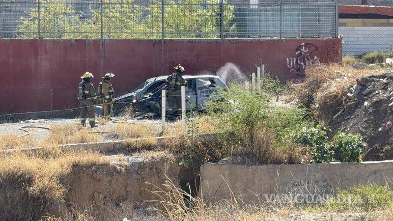 $!Bomberos realizaron labores de enfriamiento en el vehículo para evitar que el fuego se reactivara o se propagara.