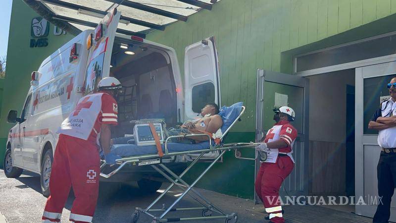 $!Paramédicos de la Cruz Roja trasladaron al lesionado al área de urgencias de la clínica 1 del Seguro Social.