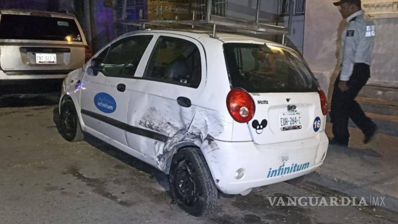 $!La colisión con estos autos provocó que el Mazda se volcara y derrapara varios metros antes de detenerse.