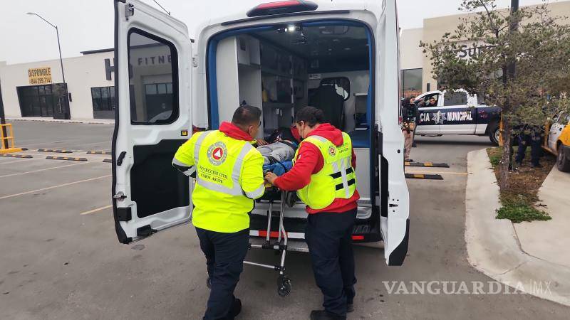 $!Paramédicos de Bomberos atendieron al conductor en el lugar antes de trasladarlo de emergencia a la Clínica 88 del IMSS.