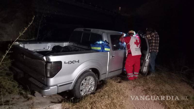 $!El conductor de la camioneta intentó evitar un choque por alcance, pero la falta de visibilidad lo llevó a caer al arroyo.