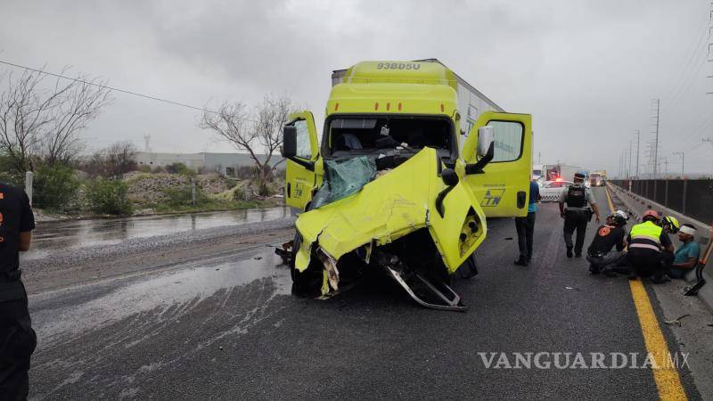 $!Cierran Libramiento Noroeste hacia Saltillo por choque de tractocamiones