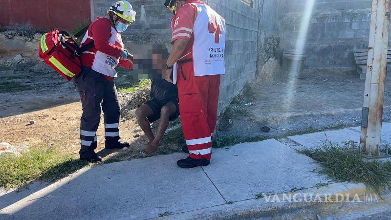 $!Elementos de la Cruz Roja acudieron al lugar para brindar atención prehospitalaria al lesionado, quien posteriormente fue trasladado para su valoración médica y estudios de rayos X.