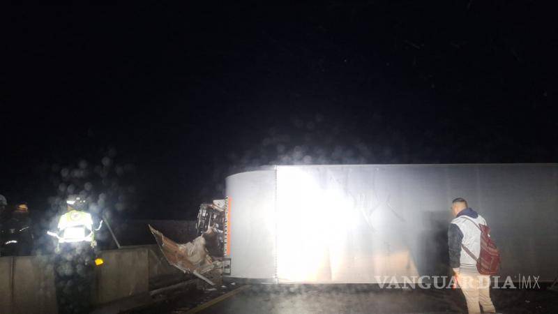 $!Elementos de la Guardia Nacional acudieron para tomar conocimiento del accidente y coordinar el cierre vial.