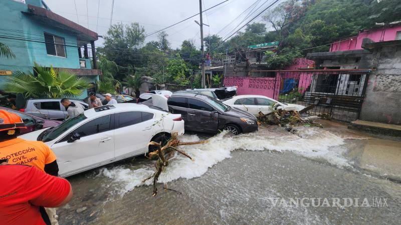 $!Corriente por lluvias arrastra a 13 vehículos en Guadalupe, Nuevo León