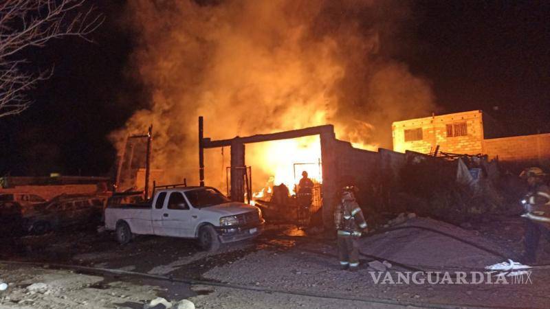 $!El fuego alcanzó también a dos vehículos estacionados en el exterior de la vivienda.