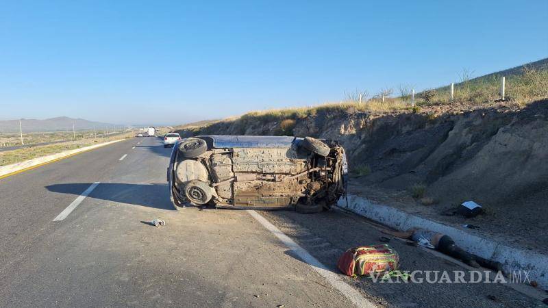 $!El automóvil Chevrolet Chevy terminó fuera de la carpeta asfáltica tras la volcadura registrada la mañana de este miércoles, provocando el despliegue de corporaciones de emergencia y seguridad.
