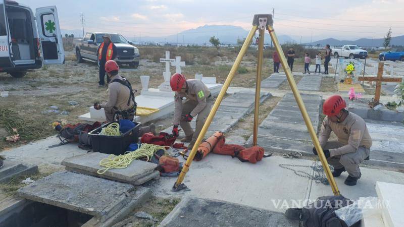 $!Los cuerpos de emergencia realizaron maniobras de rescate durante varias horas para auxiliar a las mujeres que cayeron en las tumbas abiertas.