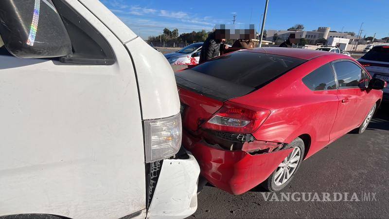 $!Elementos de Tránsito abanderaron la zona para evitar otro incidente vial.