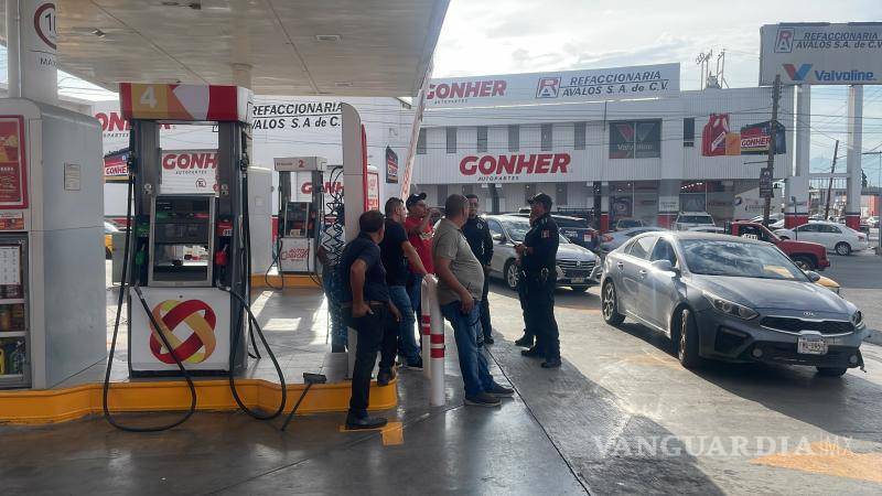 $!Los inconformes dialogaron con elementos municipales durante la movilización de este viernes.