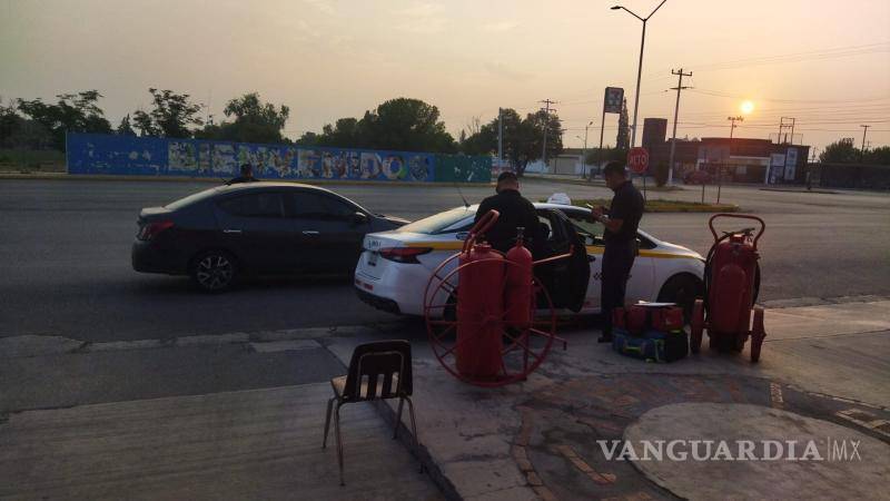 $!El hombre fue llevado en un taxi a la estación de Bomberos.