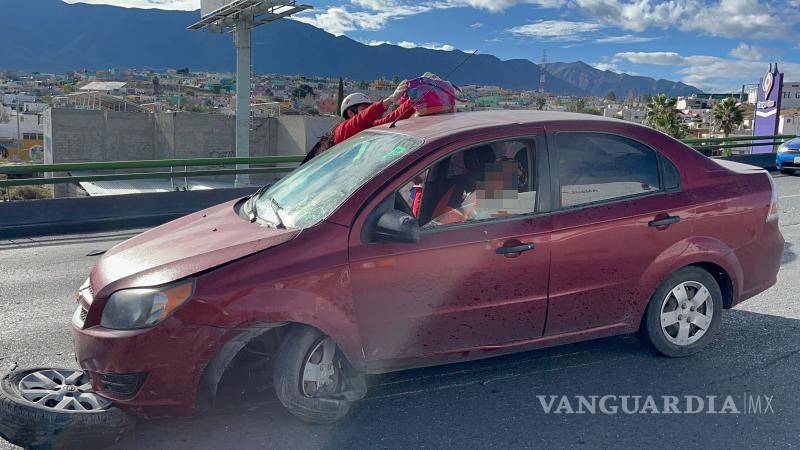 $!La conductora del Chevrolet Aveo sufrió lesiones y fue trasladada de urgencia al hospital tras el accidente en Saltillo.