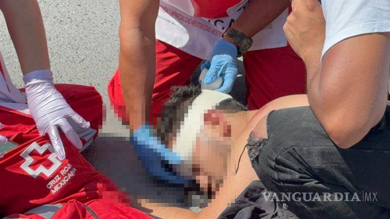 $!Familiares del lesionado acudieron al sitio, pero evitaron dar datos del conductor.