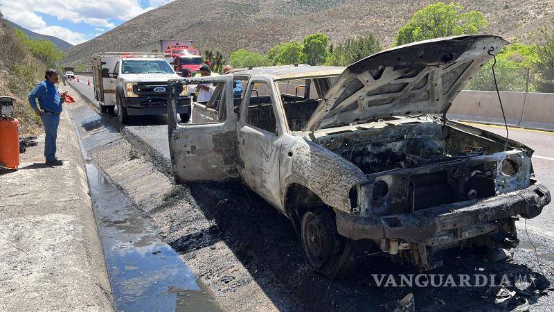 $!Una camioneta comenzó a incendiarse, sin embargo, en el interior dos personas que viajaban resultaron ilesas al salir de inmediato.