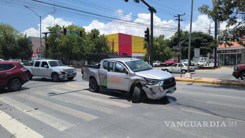 $!A consecuencia del percance, la camioneta Toyota presentó daños en el eje delantero que le impidieron continuar su marcha, por lo que fue necesario solicitar el apoyo de grúas.