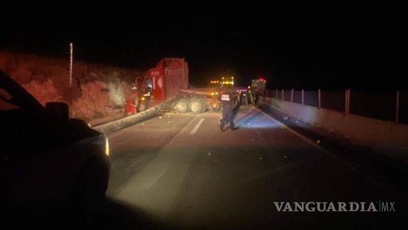 $!Tubos de gran tamaño quedaron sobre la carretera tras el accidente registrado en el tramo Puerto México-Carbonera, en el kilómetro 210.