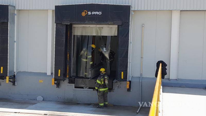 $!Elementos de Bomberos acordonaron la planta ubicada en Torre Eiffel 285 tras la fuga de gas.