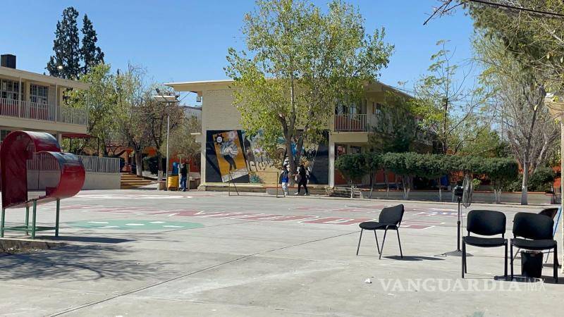 $!Personal del plantel resguardó el objeto y dio aviso a las autoridades.