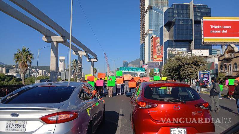 $!Bloquean avenida Constitución por protesta contra aseguradoras, en Nuevo León