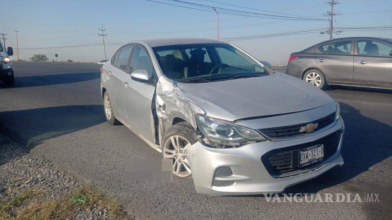 $!La circulación presentó complicaciones mientras los vehículos eran retirados de la zona del choque.