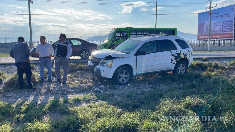 $!El personal de bomberos evaluó la situación y trasladó al conductor a un hospital en Ramos Arizpe para recibir atención médica.