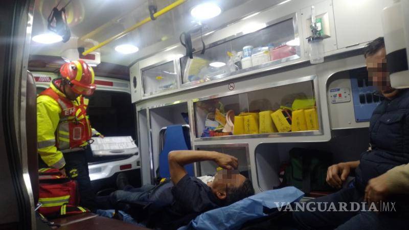 $!Francisco y su acompañante fueron trasladados a la Clínica Dos del IMSS tras el accidente.