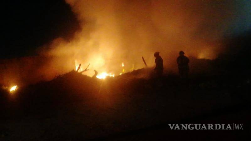 $!El reporte del incendio se dio cerca de las 7:30 de la tarde en los predios que unen las calles Don Bosco y Carta.