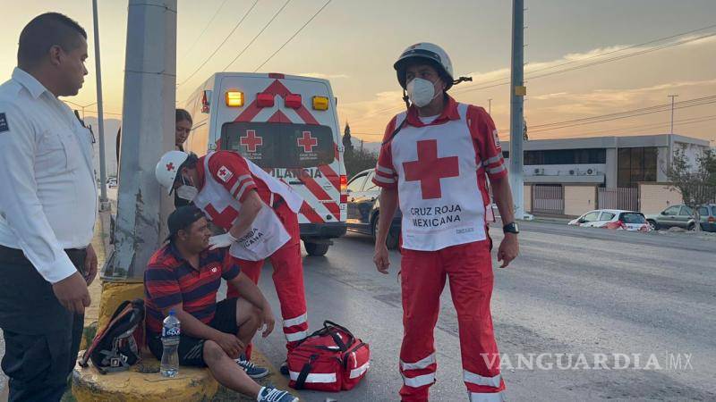 $!Paramédicos de la Cruz Roja atendieron al conductor causante del percance.