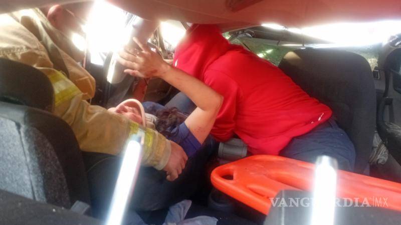 $!El matrimonio accidentado fue rescatado y trasladado a un hospital con solo golpes leves.