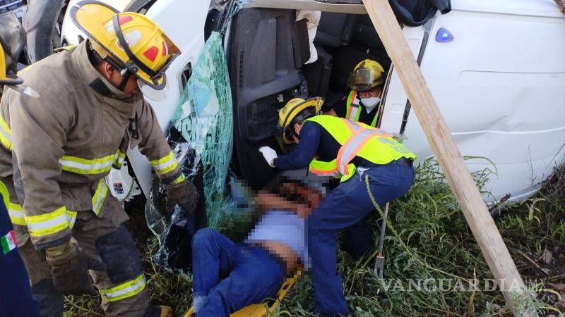 $!Personal de bomberos asistió a los tripulantes del vagón Ford Transit tras volcar en la carretera Saltillo-Zacatecas debido a un accidente vial.