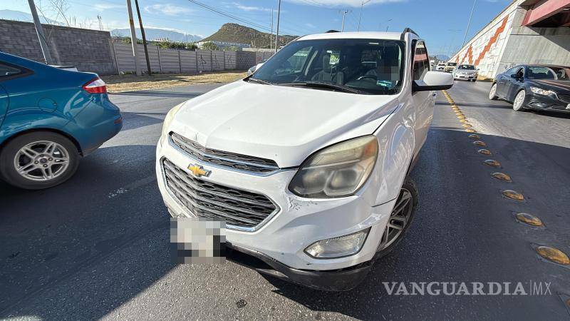 $!La camioneta Equinox fue la primera en impactar por alcance a un Chevrolet Aveo gris.