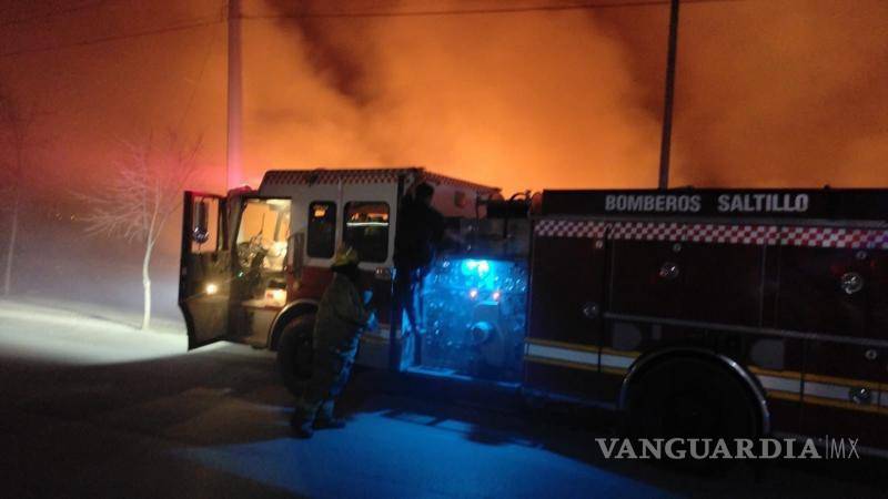 $!Bomberos de Saltillo trabajaron para sofocar el incendio que consumió la maleza en un arroyo del sector poniente.