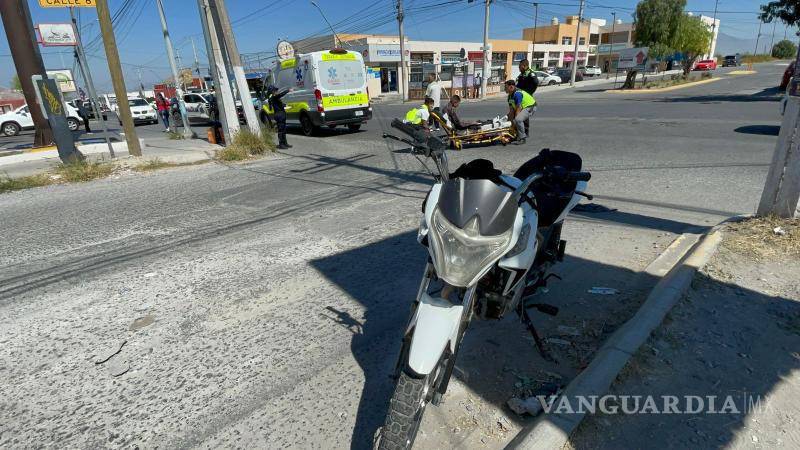 $!El motociclista resultó con lesiones leves luego del impacto.
