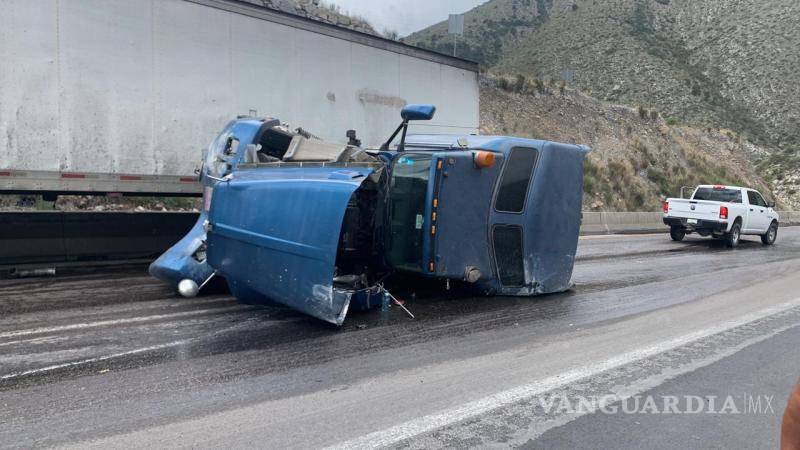 $!Afortunadamente, el conductor del tráiler sale ileso luego del aparatoso accidente causado por las lluvias en la carretera federal 57.