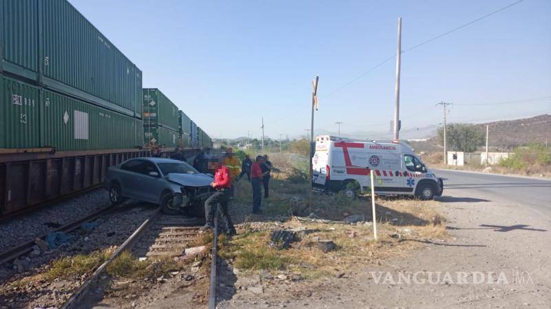 $!Elementos de la Policía Municipal y del Estado acudieron rápidamente para atender el siniestro en el cruce ferroviario.