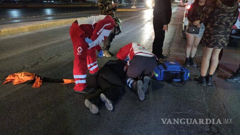 $!Paramédicos de la Cruz Roja brindaron atención a la mujer lesionada tras el fuerte impacto en el periférico Luis Echeverría.