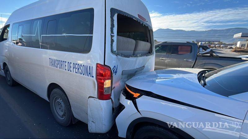 $!El transporte de personal fue la unidad con mayores afectaciones en el percance.